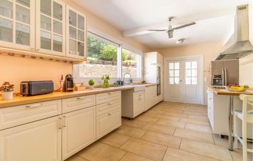 virtuve, Stunning Home In Cuevas Del Almanzora in Sueva Del Almanzora