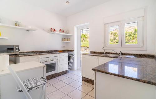 virtuve, Stunning Home In Cuevas Del Almanzora in Sueva Del Almanzora
