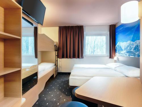 1 queen bed, 1 bunk bed