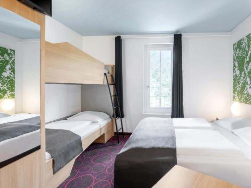 1 queen bed, 1 bunk bed
