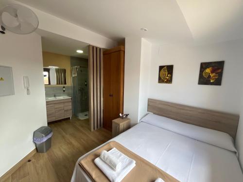 睡床, MAR DE NUBES PIORNAL Habitación con baño Entre el valle del jerte y la vera (MAR DE NUBES PIORNAL Habitacion con bano Entre el valle del jerte y la vera) in 皮奧爾納爾