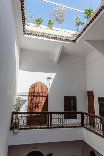 Riad white flowers - image 6