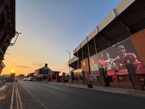 Liverpool Escape - 5 min walk to LFC Stadium, Sleeps 8, free parking, newly renovated home, Liverpool (Foto 3)