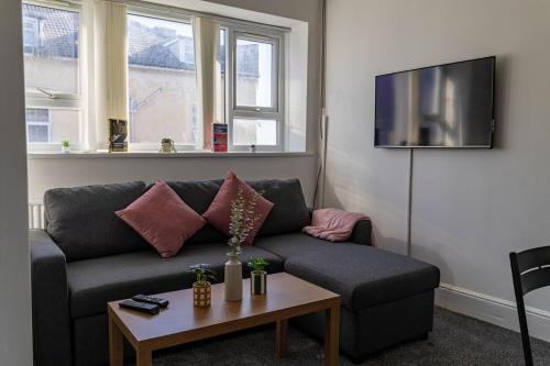 Blackpool 1-Bed Flat by Brookland Stays Serviced Short Lets with Free Wi-Fi, Blackpool (photo 2)