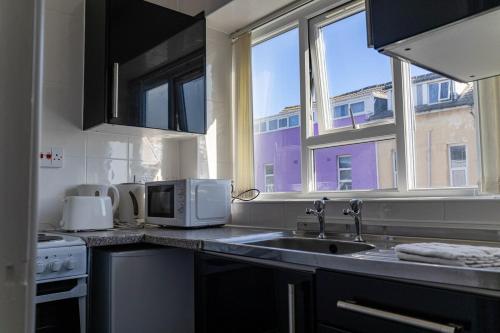 Blackpool 1-Bed Flat by Brookland Stays Serviced Short Lets with Free Wi-Fi, Blackpool (photo 3)