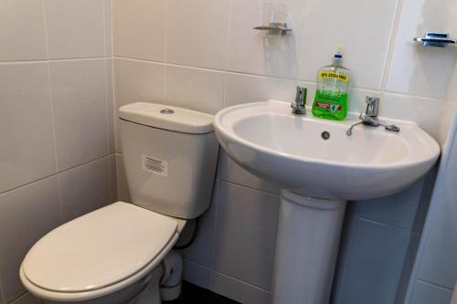 Blackpool 1-Bed Flat by Brookland Stays Serviced Short Lets with Free Wi-Fi, Blackpool (photo 6)