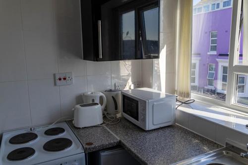 Blackpool 1-Bed Flat by Brookland Stays Serviced Short Lets with Free Wi-Fi, Blackpool (photo 9)