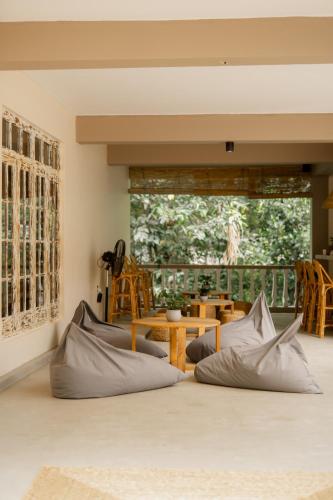 Backyard Bed & Kitchen in انيواتا