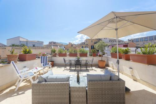 The Urban Retreat - Refined Loft with Large Terrace & Historic Views