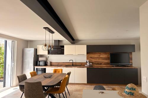 Spacious house village center courtyard and parking - Location saisonnière - La Flotte