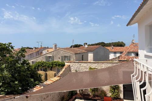 Maison spacieuse centre village cour et parking in La Flotte