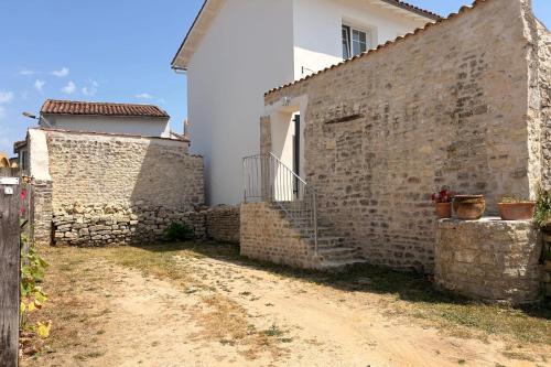 Maison spacieuse centre village cour et parking in La Flotte