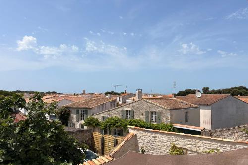 Maison spacieuse centre village cour et parking in La Flotte