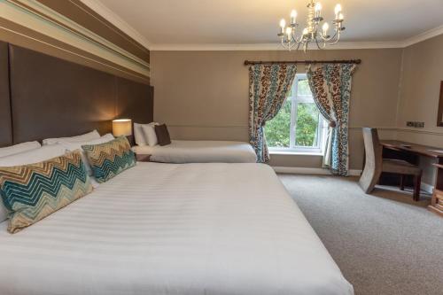 1 double bed, 1 twin bed