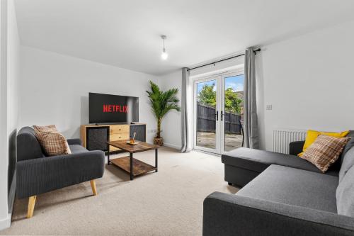 3 Bedroom house with 5 beds and Parking 18LW