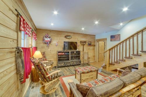 Rustic Hollister Cabin - 5 Mi to Downtown Branson in Hollister, Vereinigte Staaten von Amerika