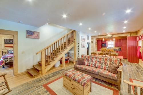 Rustic Hollister Cabin - 5 Mi to Downtown Branson in Hollister, USA