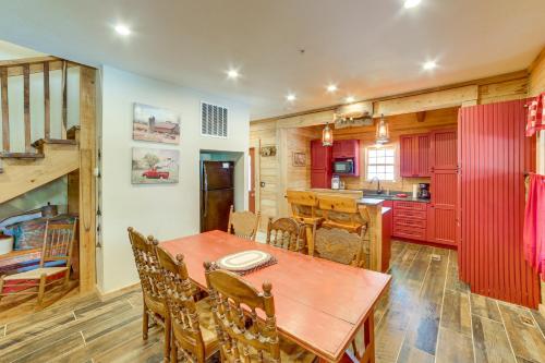 Rustic Hollister Cabin - 5 Mi to Downtown Branson in Hollister, USA