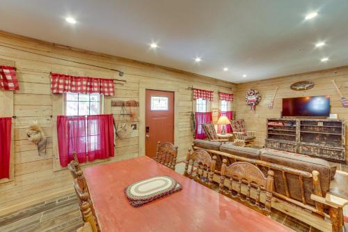 Rustic Hollister Cabin - 5 Mi to Downtown Branson in Hollister, USA