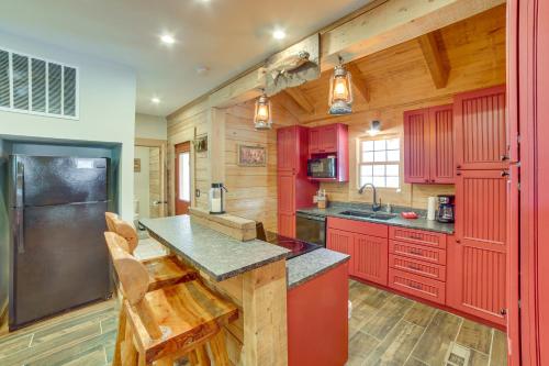 Rustic Hollister Cabin - 5 Mi to Downtown Branson in Hollister, USA