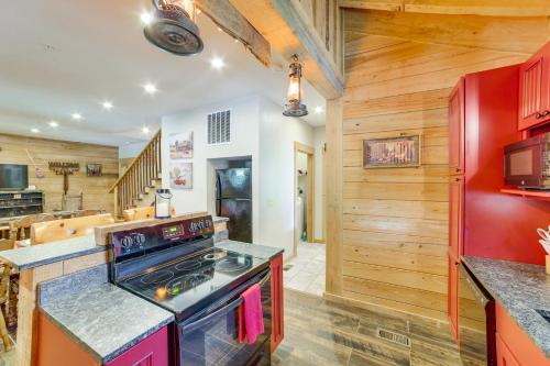 Rustic Hollister Cabin - 5 Mi to Downtown Branson in Hollister, USA