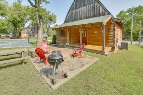 Rustic Hollister Cabin - 5 Mi to Downtown Branson in Hollister, USA
