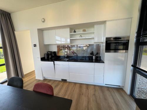 Enkhuizer Strand Chalet IJsselmeerblick Zweite Reihe mit Zaun Haus Nr 221 in Boerenhoek Molenweg Burgwal