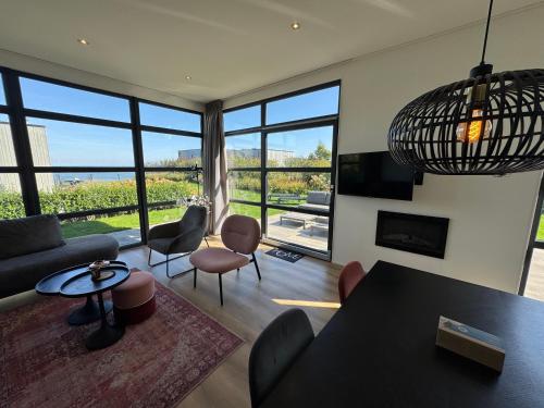 Enkhuizer Strand Chalet IJsselmeerblick Zweite Reihe mit Zaun Haus Nr 221 in Boerenhoek Molenweg Burgwal