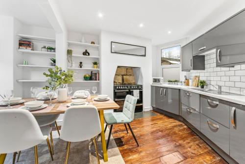 Lovely Central Bath House - Parking - Sleeps 7, Бат (фото 5)