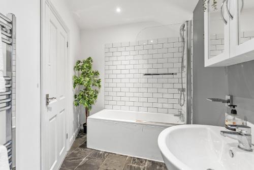 Lovely Central Bath House - Parking - Sleeps 7, Бат (фото 6)