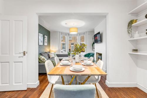 Lovely Central Bath House - Parking - Sleeps 7, Бат (фото 9)