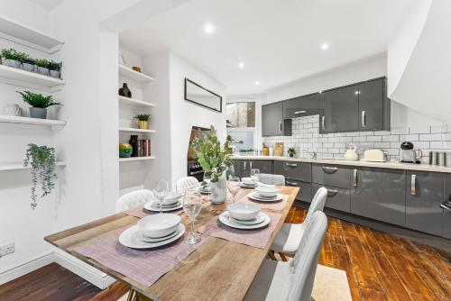 Lovely Central Bath House - Parking - Sleeps 7, Бат (фото 8)
