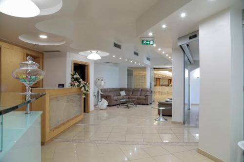 Perla Hotel e Garden - Free Parking and Pool - Open area with Beautiful view of the Landscape 4