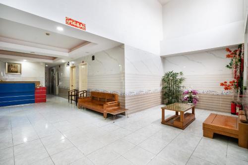 Hall,  Collection O District 12 - Mau Tim Hotel   in Distretto 12