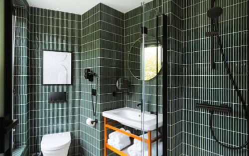 room detail thumbnail 2