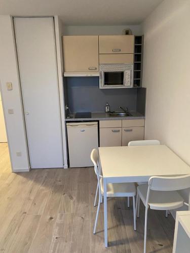 le 406, appartement 2 pieces, residence avec piscine, quartier calme proche du centre de Grasse