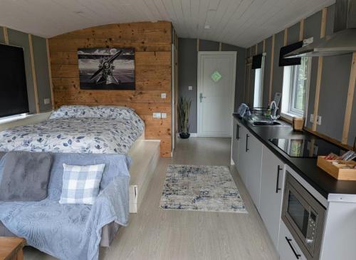 Tranquil Cabin Retreat- Sleeps 2 Parking in Llangadfan