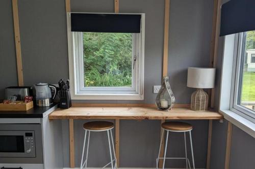 Tranquil Cabin Retreat- Sleeps 2 Parking in Llangadfan