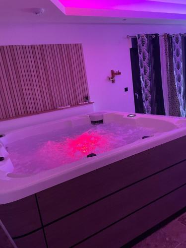 Karstais baseins, Love room in Paizay-le-Chapt