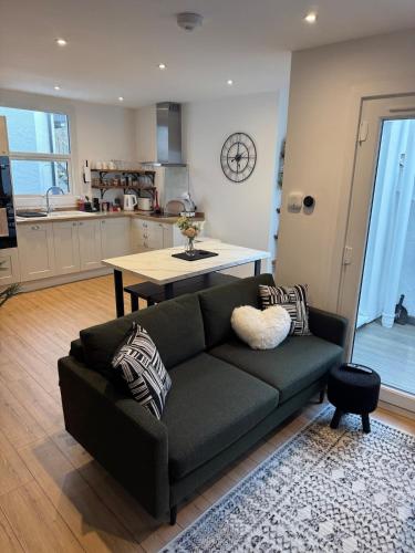 Palladium Mews - a stylish & modern apartment, with balcony, central location, sleeps 4