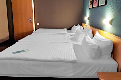 3 twin beds