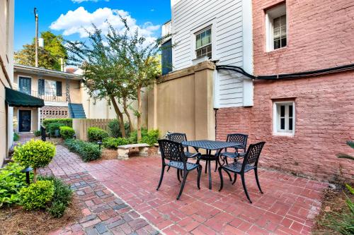 Hideaway on Jones - image 2