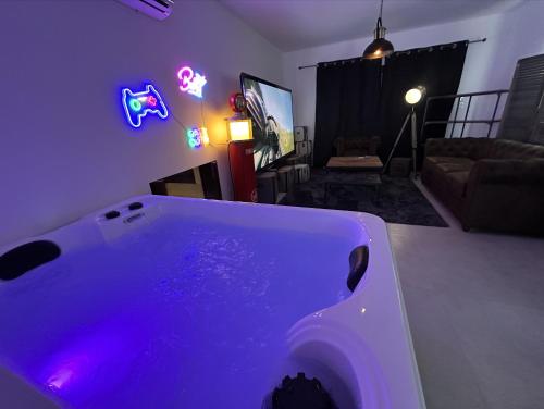Cocon Jacuzzi et cinéma 4K P - Location saisonnière - Pessac