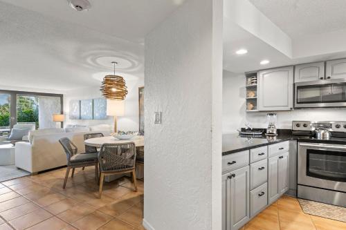 Kitchen, Beachside I by Panhandle Getaways in Destin (FL)