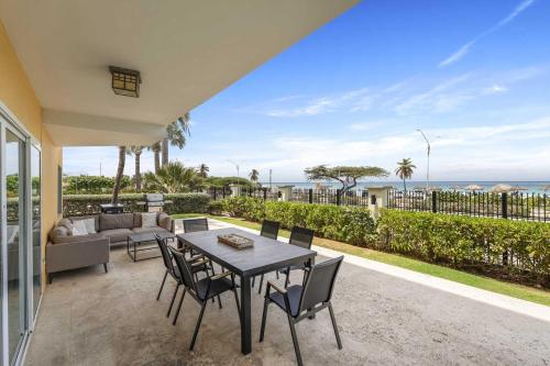 Beachfront - Ocean Extravaganza 3BR condo - E121, Palm-Eagle Beach (fotografie 4)
