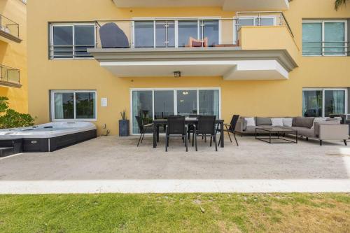 Beachfront - Ocean Extravaganza 3BR condo - E121, Palm-Eagle Beach (fotografie 5)