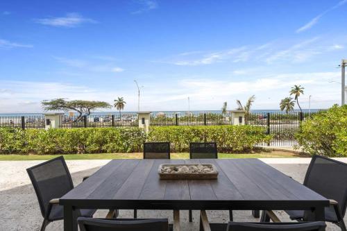 Beachfront - Ocean Extravaganza 3BR condo - E121, Palm-Eagle Beach (fotografie 9)