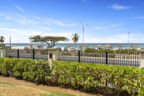 Beachfront - Ocean Extravaganza 3BR condo - E121, Palm-Eagle Beach (fotografie 10)