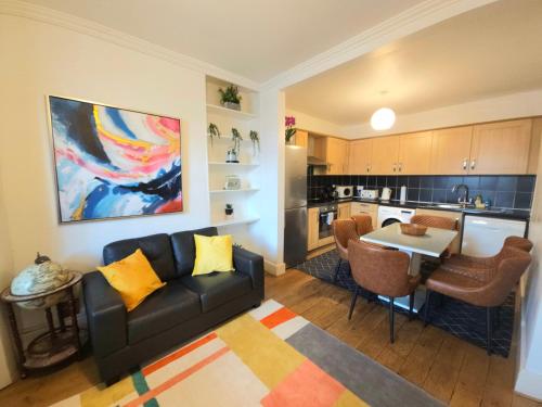 4 Bedroom, 3 Bathroom Private House in Central London, 3 minutes walk to Edgware Road Station, London (photo 10)