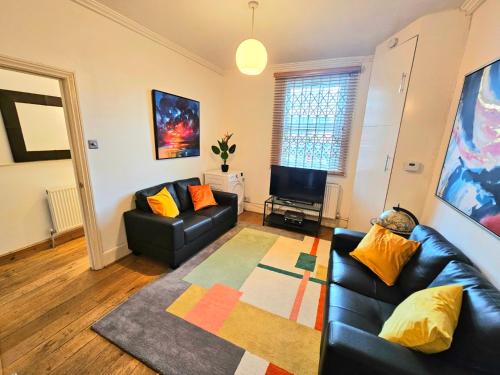 4 Bedroom, 3 Bathroom Private House in Central London, 3 minutes walk to Edgware Road Station, Londres